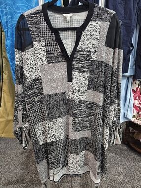 Cato Plus Size Black And White Top Size 18W/20W